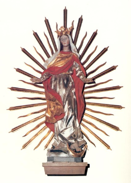Mutter-Gottes-Statue im Altarraum